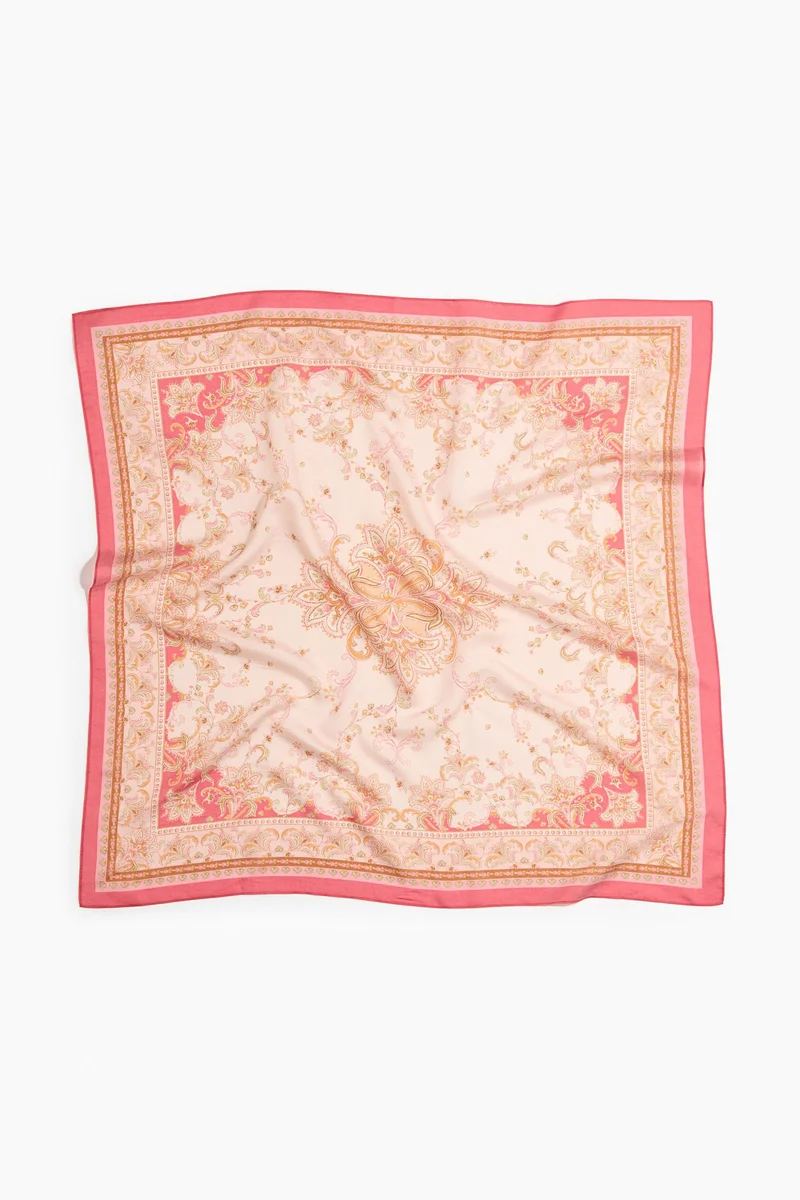 اتش اند ام وشاح مزين بالنقوش